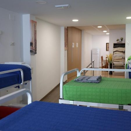 Albergue El Caminante Hostel Portomarin Bagian luar foto